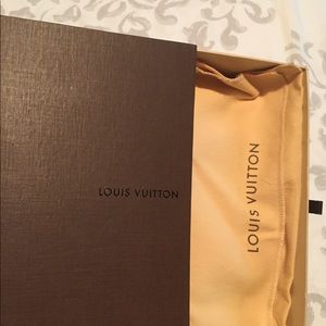 Auth Louis Vuitton Carre LOVE Ecru LV duster/Box
